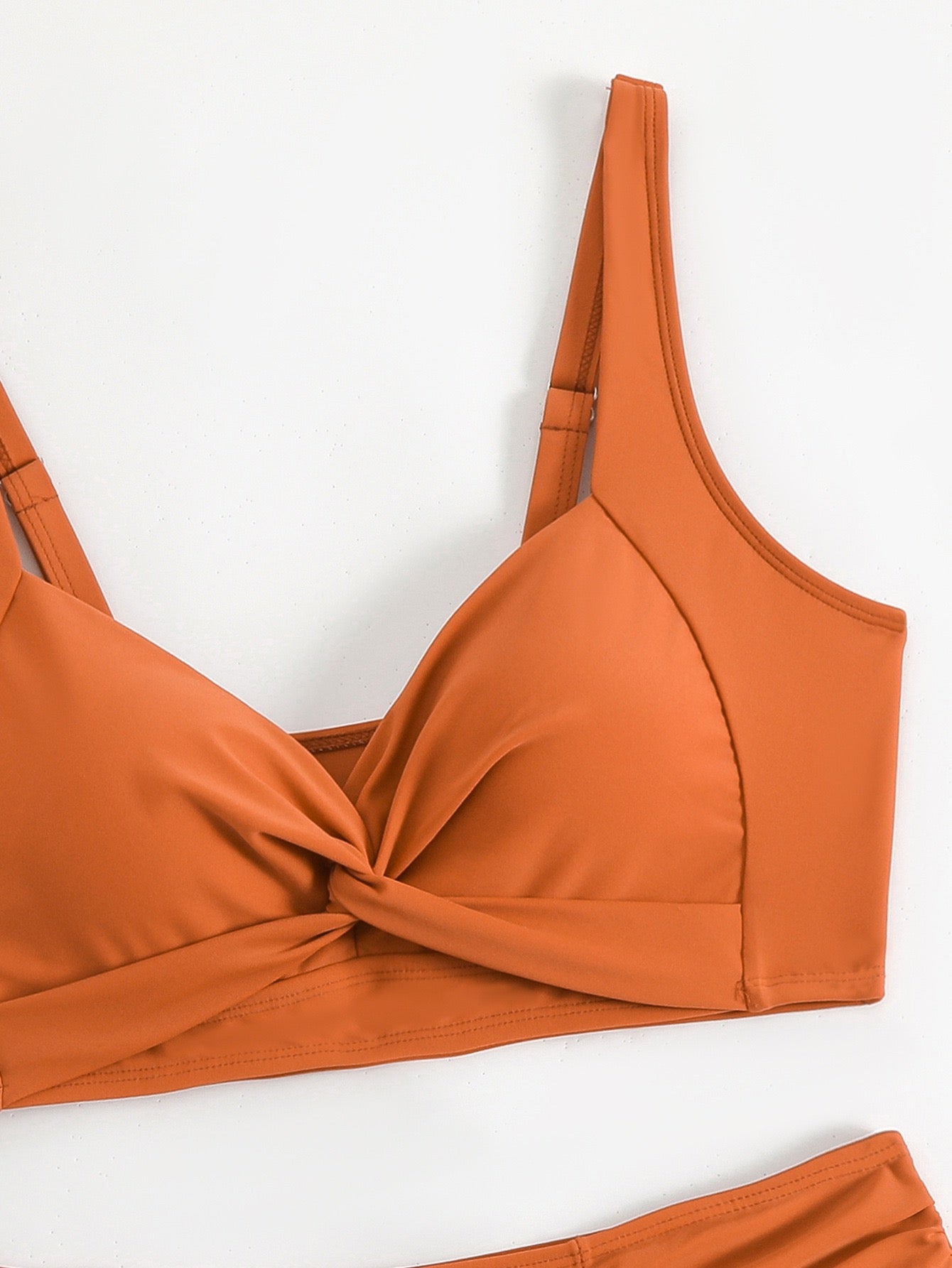 Høytlivs Bikini Sett med Twist