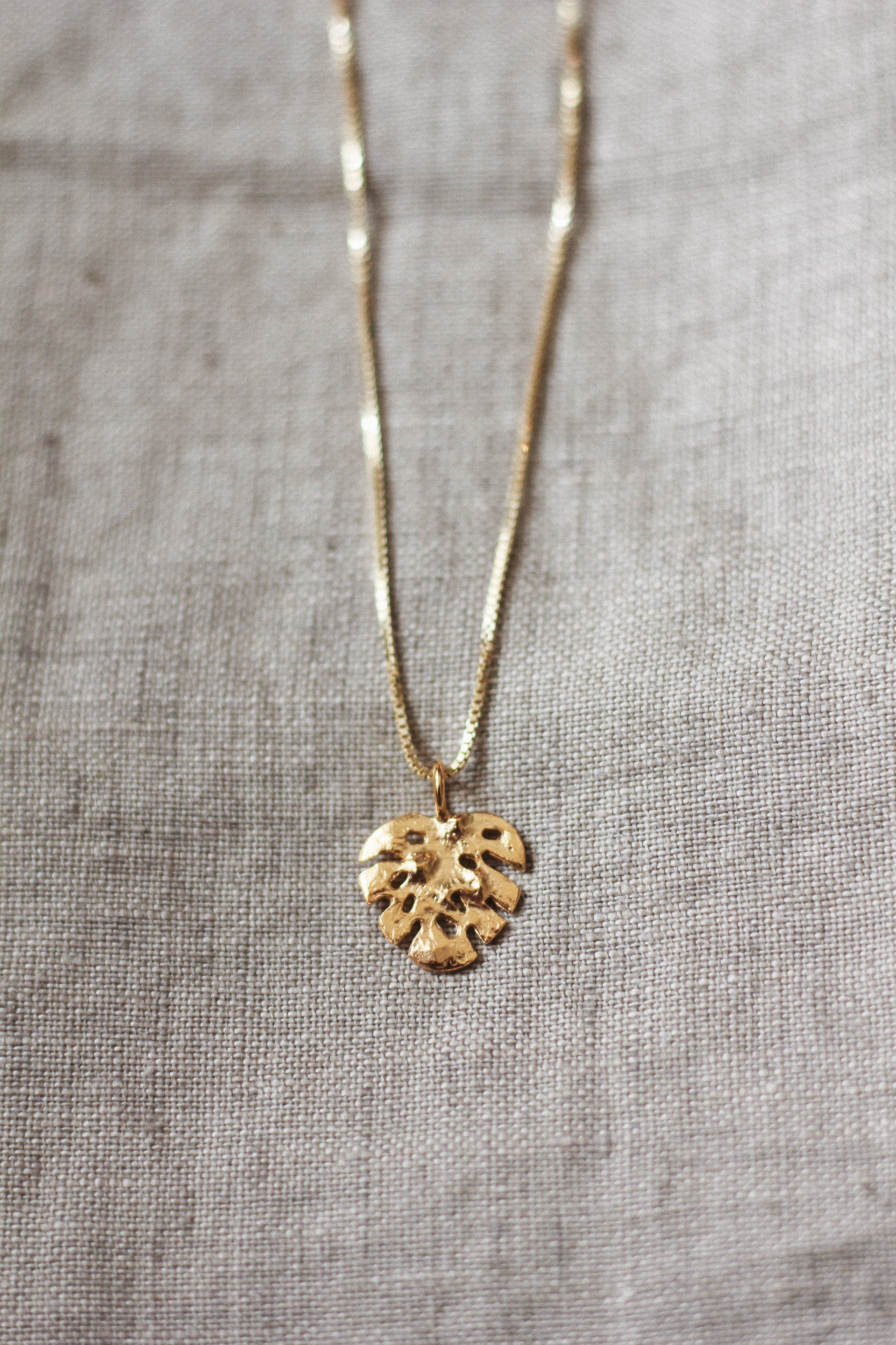 Monstera necklace