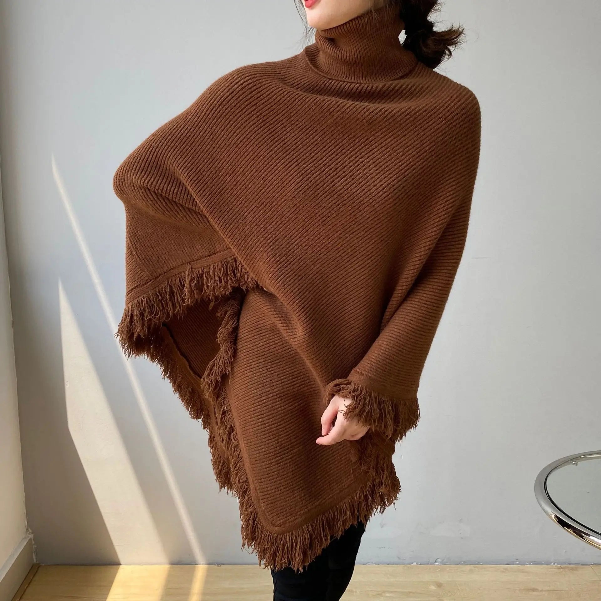 Selma | Strikket poncho-sjal med rullekrage