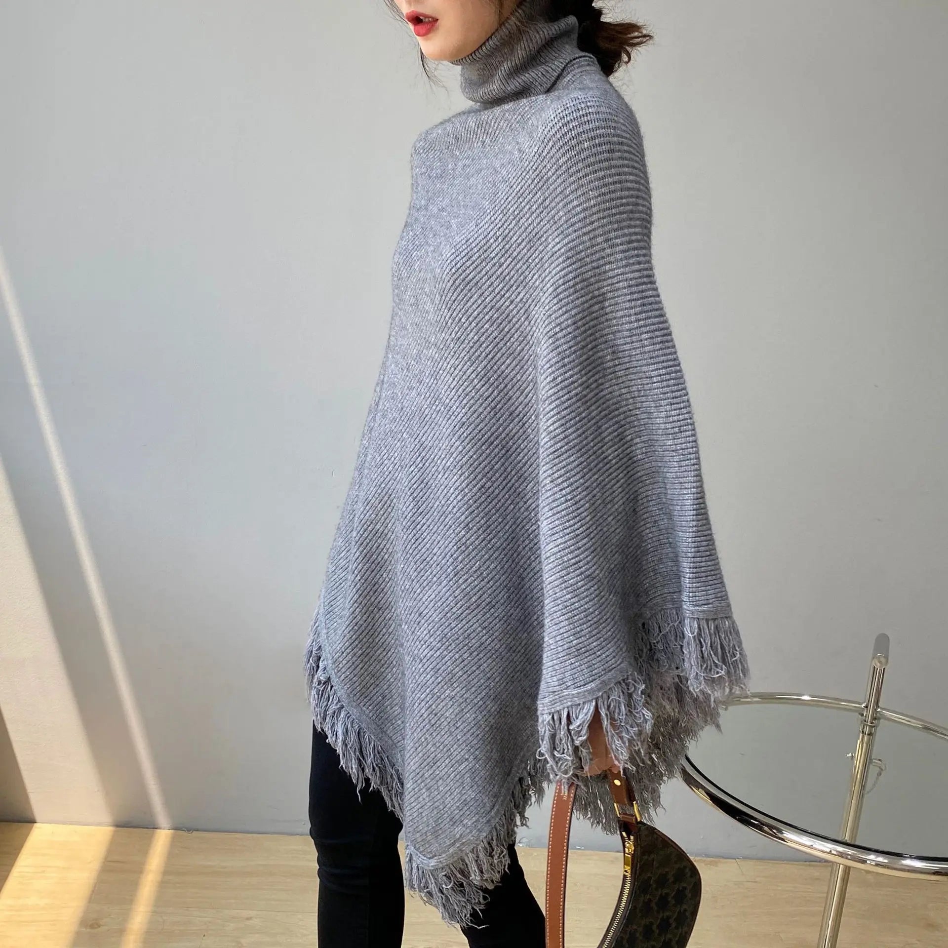 Selma | Strikket poncho-sjal med rullekrage