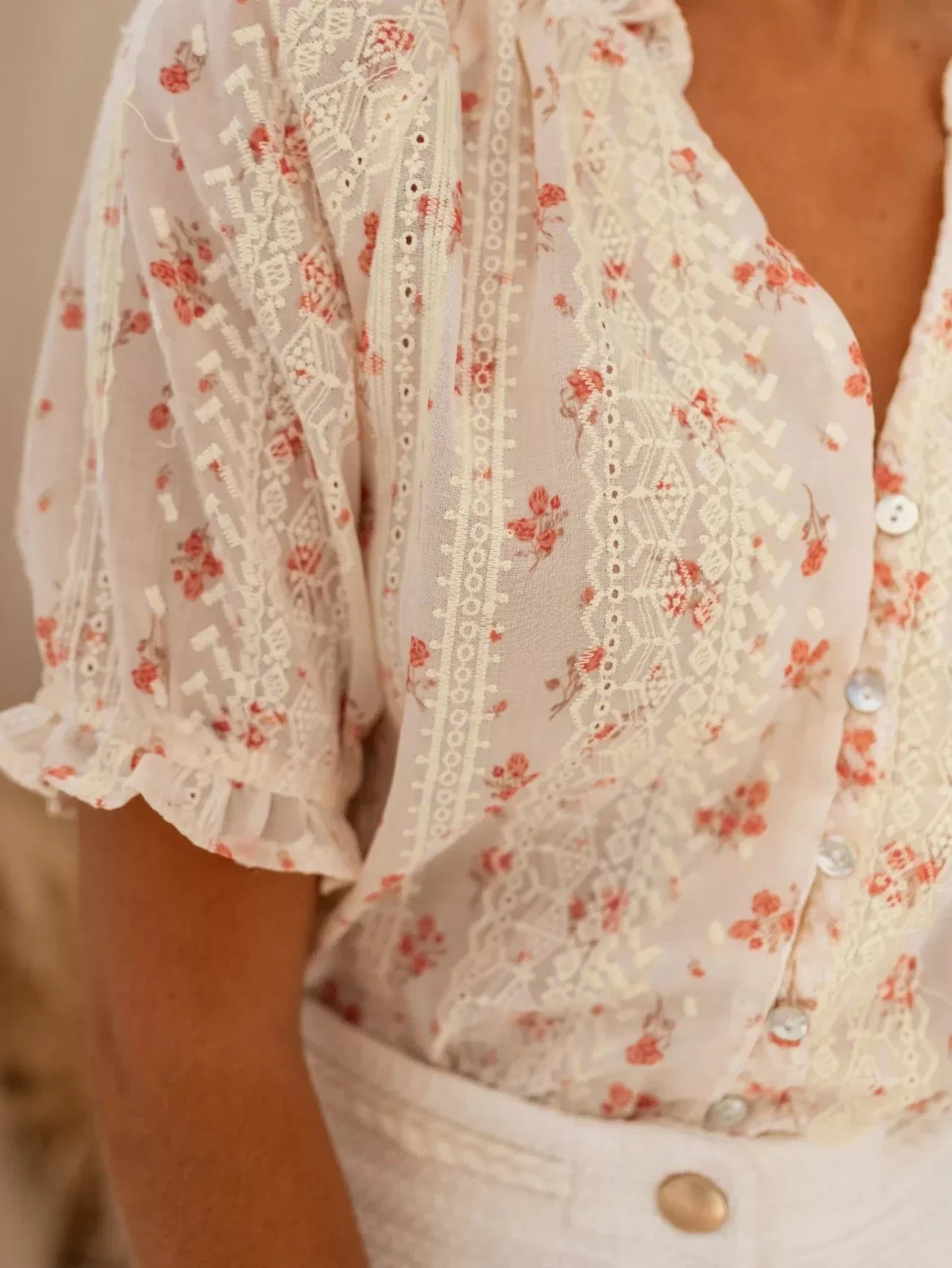 Elina | Blomsterbluse med Sommerlig Sjarm